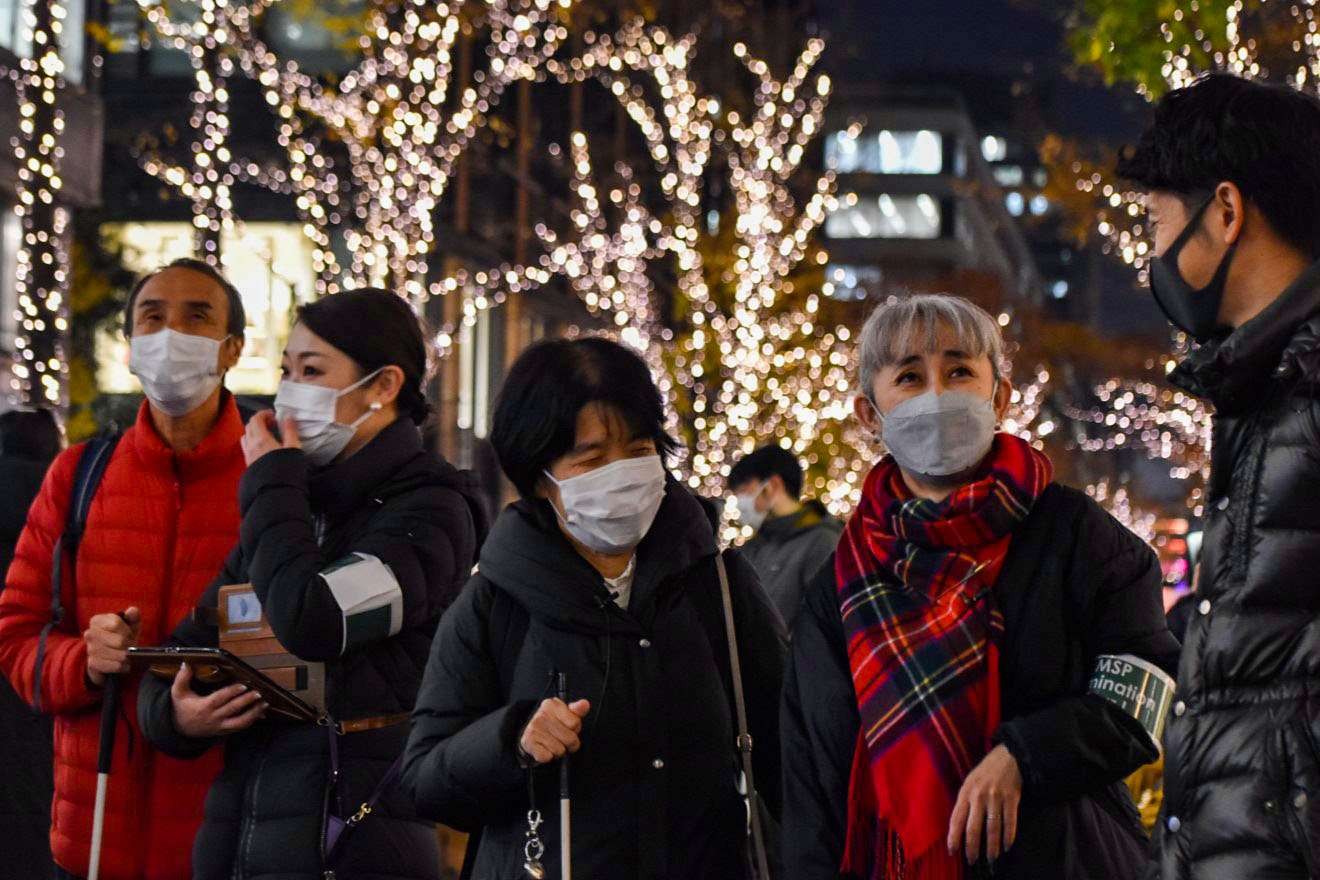 「誰もが楽しめる街へ」 目の不自由な人のイルミネーションツアー、東京・丸の内で