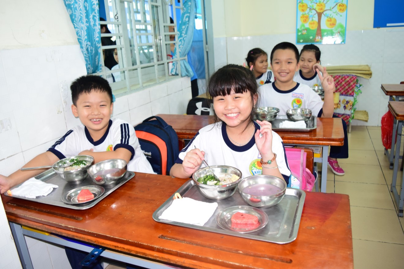 給食を食べるベトナムの子どもたち