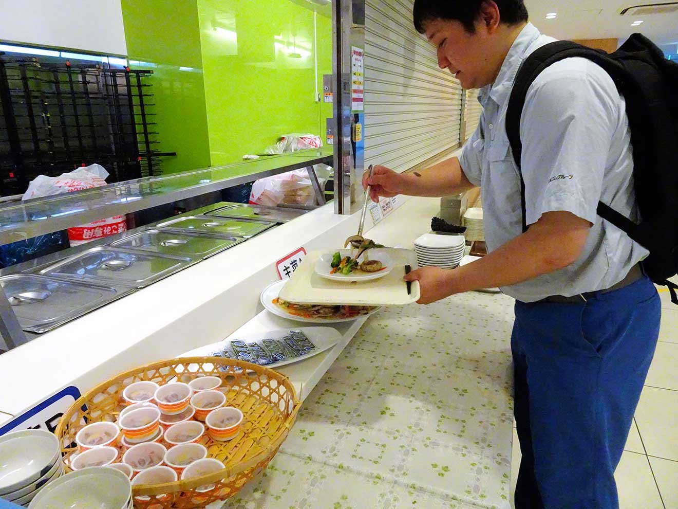 従業員の「朝型勤務」を定着させるため、朝食の営業を始めた社員食堂