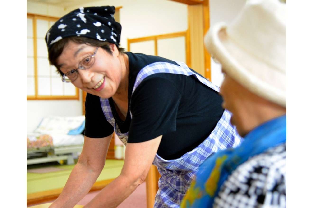 元気に働くボランティアの女性