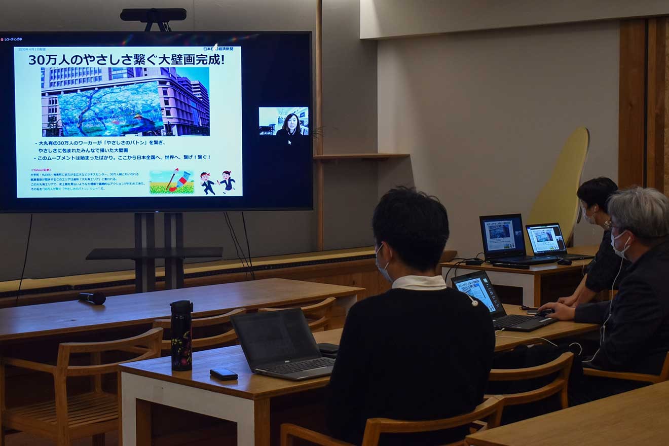 「30万人の大壁画」のアイデアの発表を聞く参加者たち