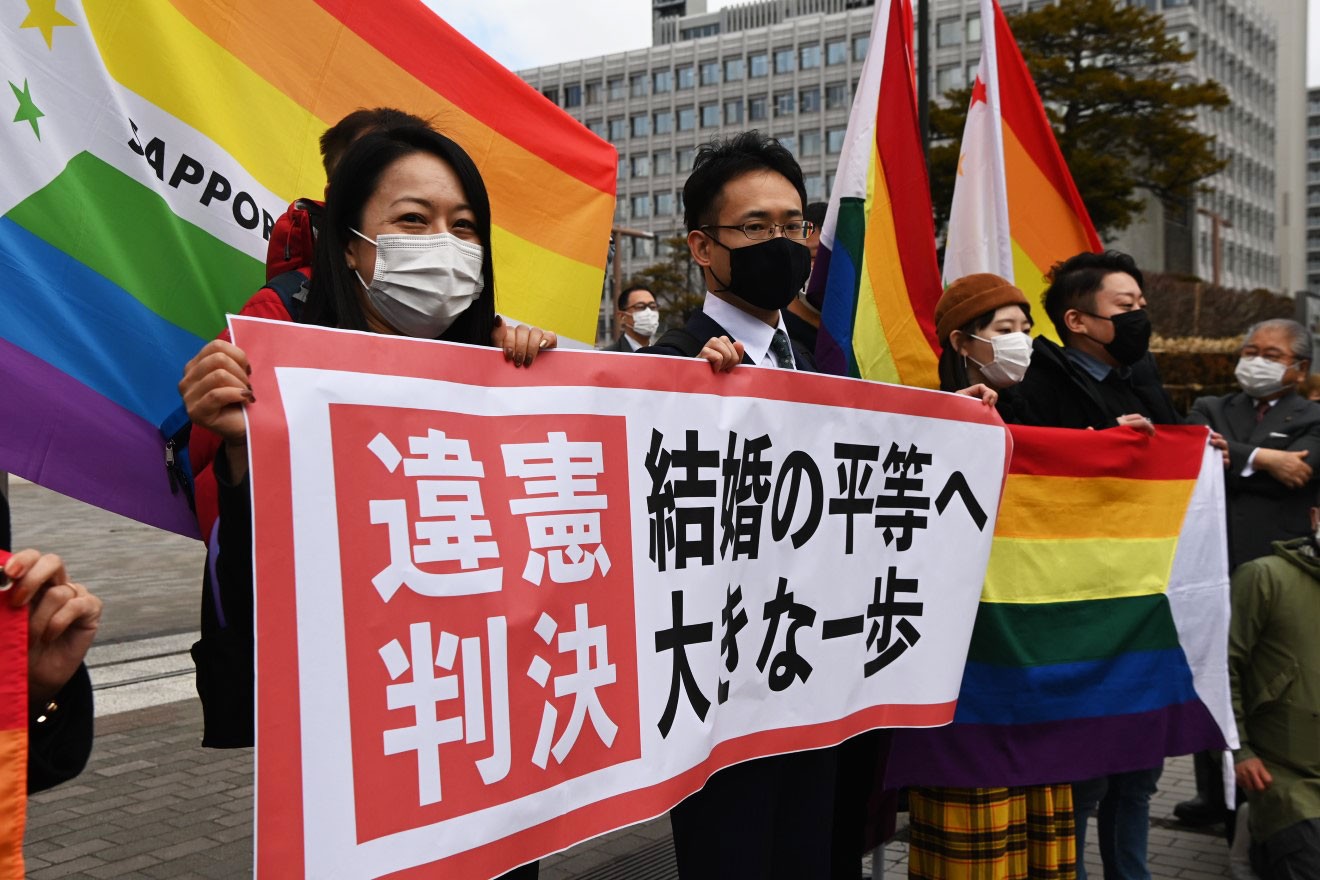 「違憲判決」と書かれた紙を掲げる弁護士ら