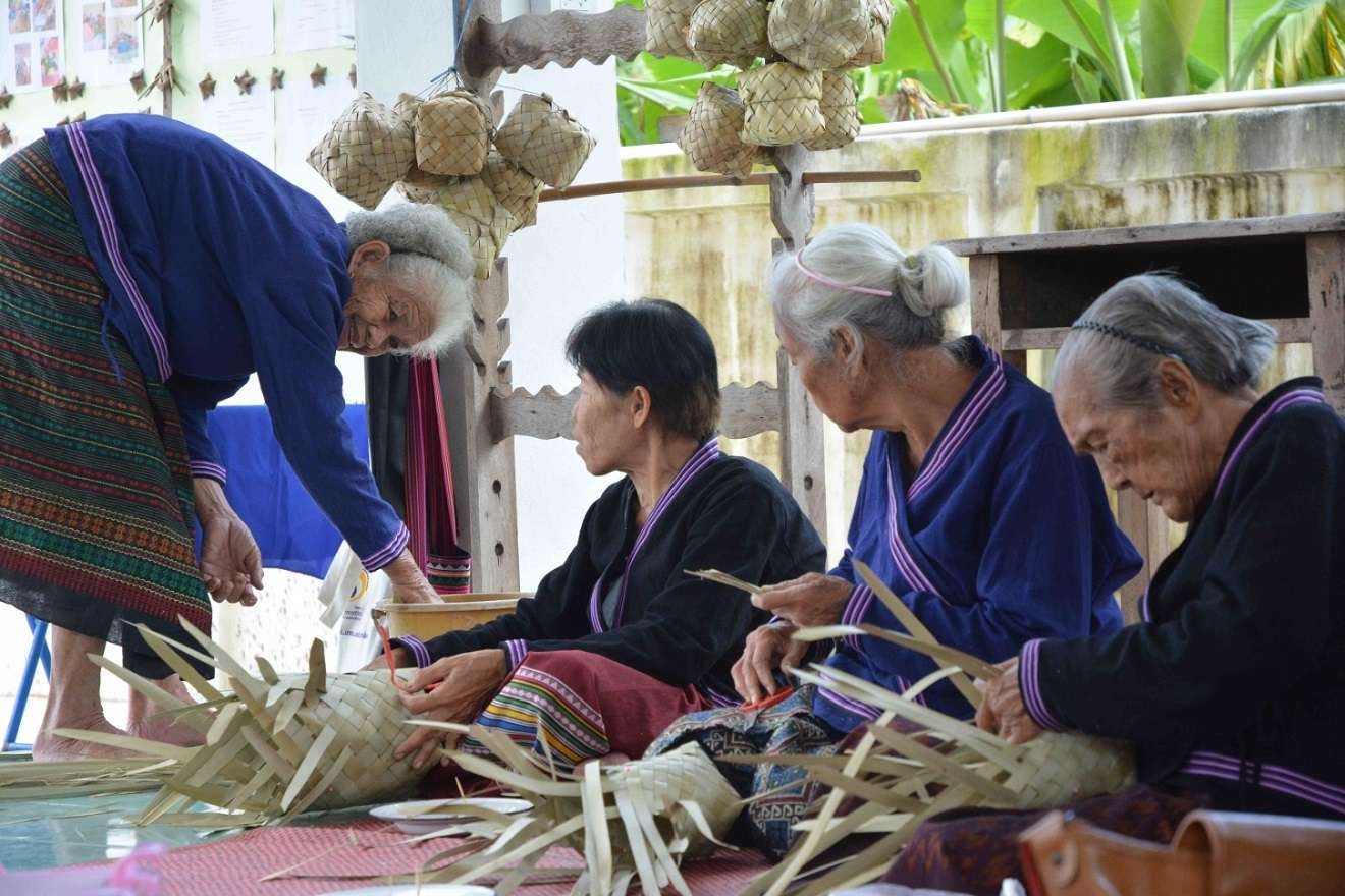タイでかごを作るお年寄りたち