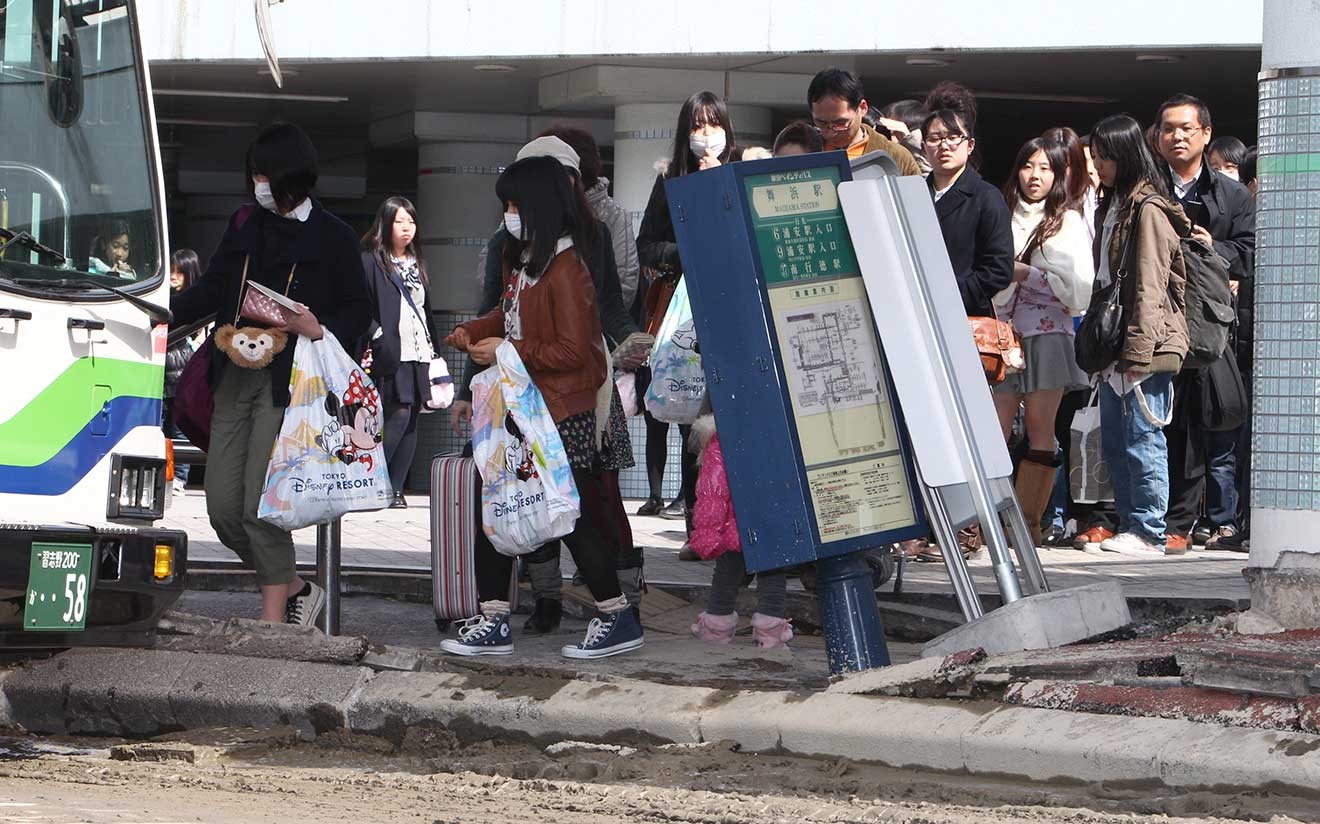 JRが復旧せず駅前でバスに乗り込む人たち