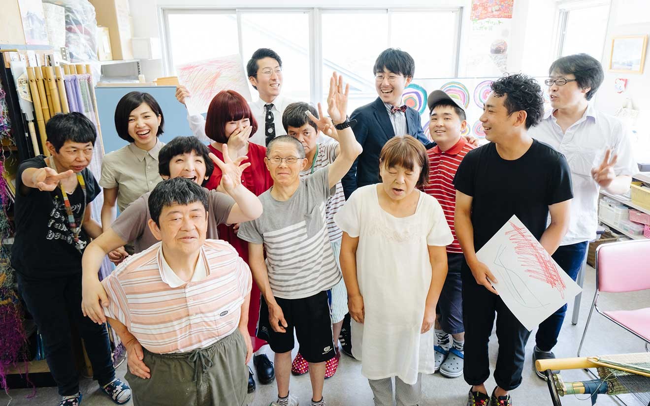 るんびにい美術館の作家たちと、松田文登さん、崇弥さん