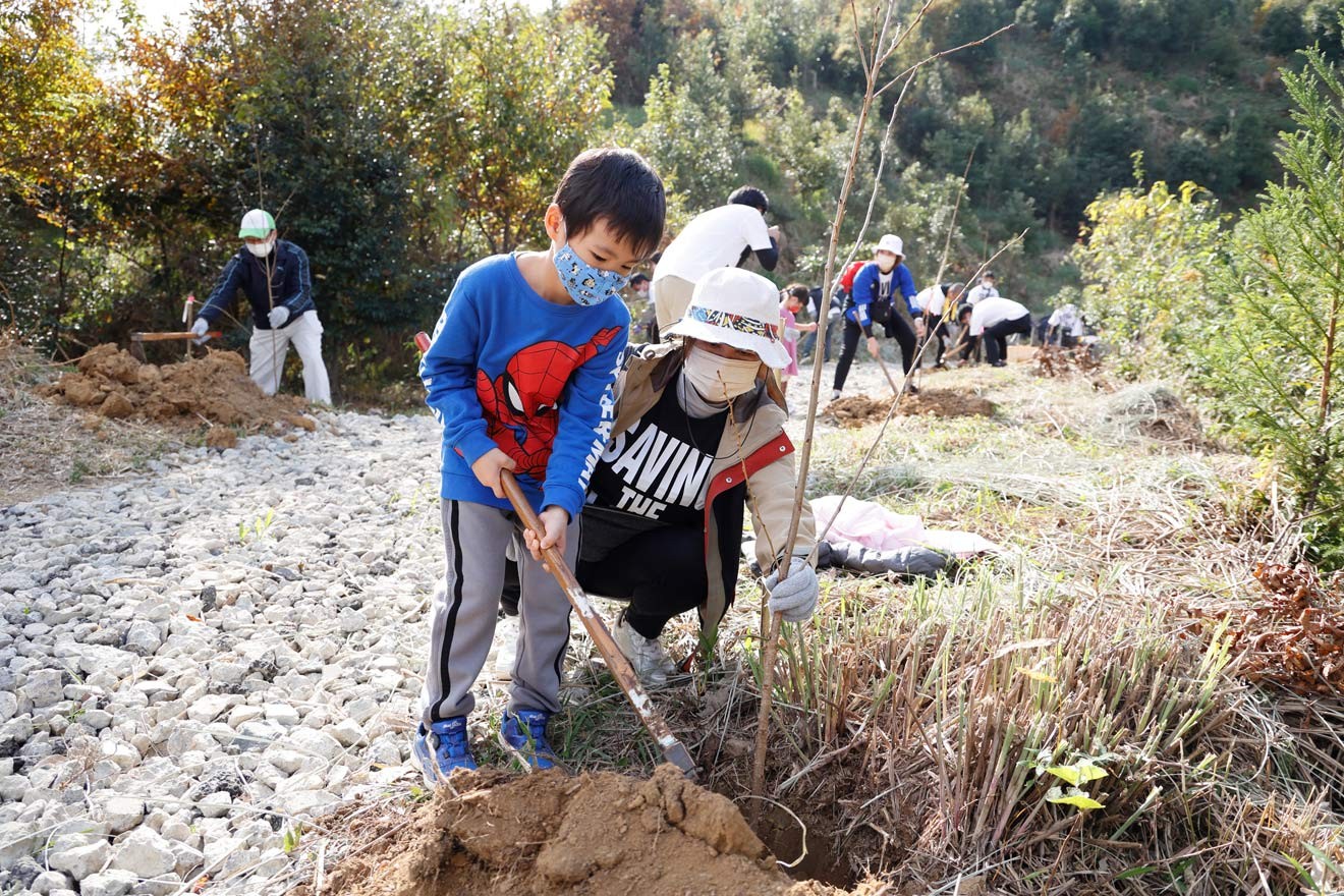 地球と未来のために。くじけず続ける植樹活動 イオン環境財団の「植樹30万本プロジェクト」