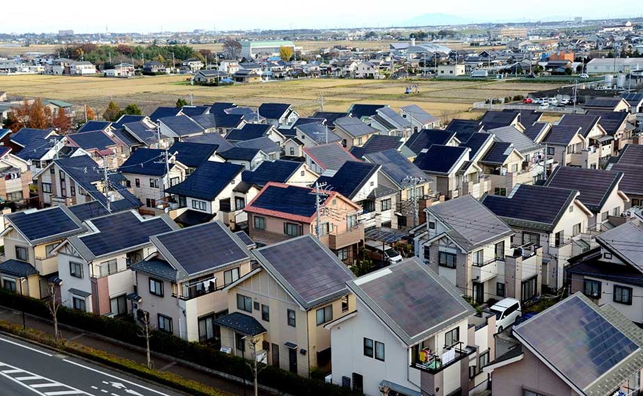 ソーラーパネルが並ぶ住宅街