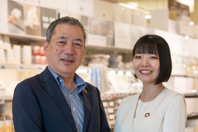 ニトリホールディングスSDGs推進室の奥田理・室長（左）と村松花梨さん（筆者撮影）