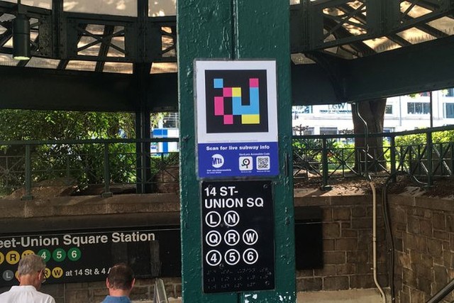 駅の入り口に掲げられているカラフルなナビレンスのコード（筆者撮影）