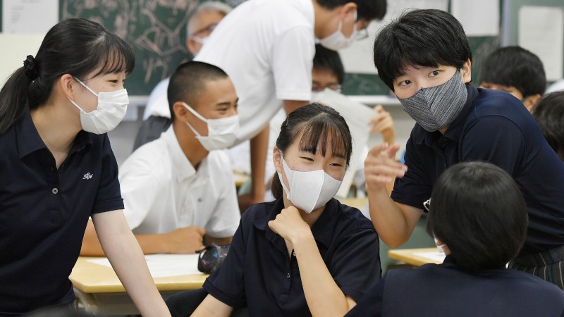 未来の私、育休取る？　高校生がなりきりバトル　妻「休んで」　上司「休むの？」
