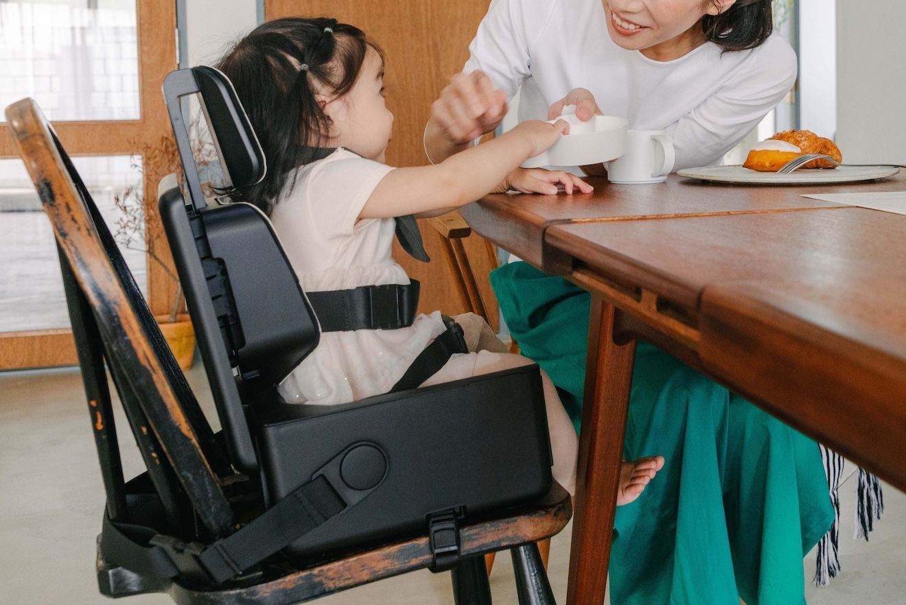 フォトギャラリー】障害のある子もない子も座れる椅子を 当事者の母が 