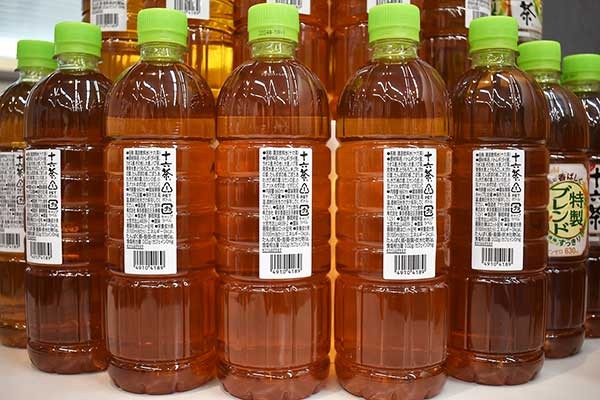 「十六茶」ペットボトルのラベルを小型シールに　アサヒ飲料、CO2排出46％削減